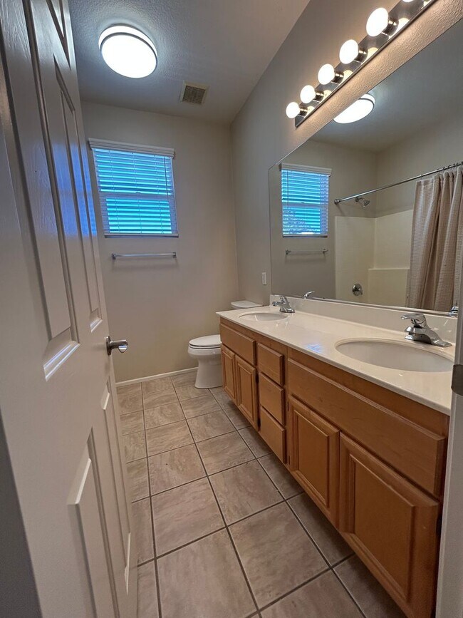 Building Photo - Central Temecula Home