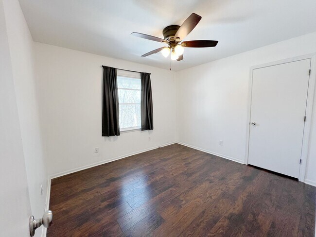 Building Photo - Stunning 4-Bedroom Home in Overland Park!