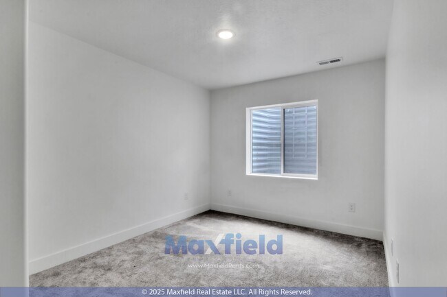 Building Photo - Spacious 5-Bedroom End-Unit Townhome with ...