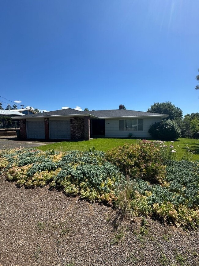 Building Photo - 3 bed 2 bath house with attached garage an...
