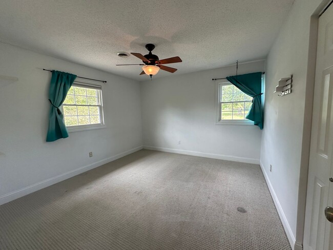 Building Photo - Large Weaverville Rental!