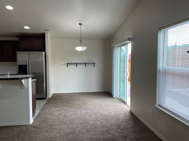 Building Photo - Very Nice 2 Story 3 Bedroom 2.5 Bath Home-...