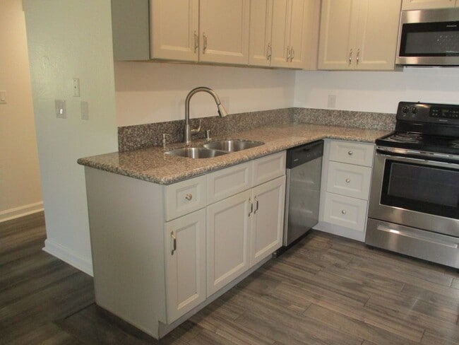 Building Photo - Desirable Chula Vista 2 Bedroom 2 Bath Condo!