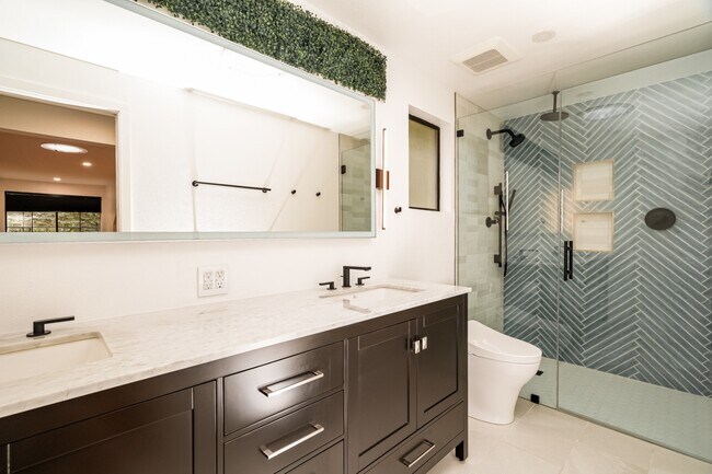 Building Photo - Beautifully Updated Mill Creek Home in Prime Location