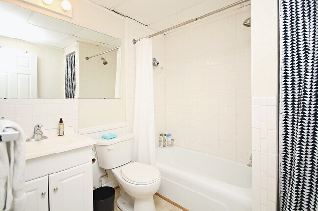 Building Photo - Fully Furnished JPA Condo Near UVA Grounds...