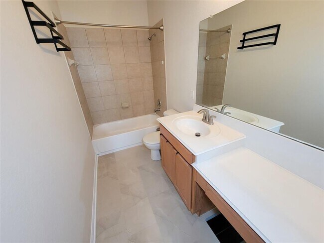 Building Photo - 1610 Pointe Leone