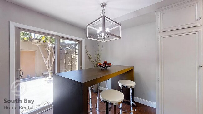 Building Photo - 3BD/1.5BA - Updated Townhouse with Modern ...
