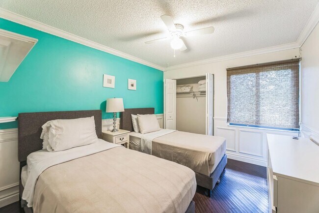 Building Photo - 2924 NW 69th Ct