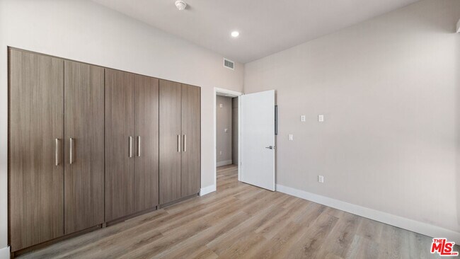 Building Photo - 927 Fedora St