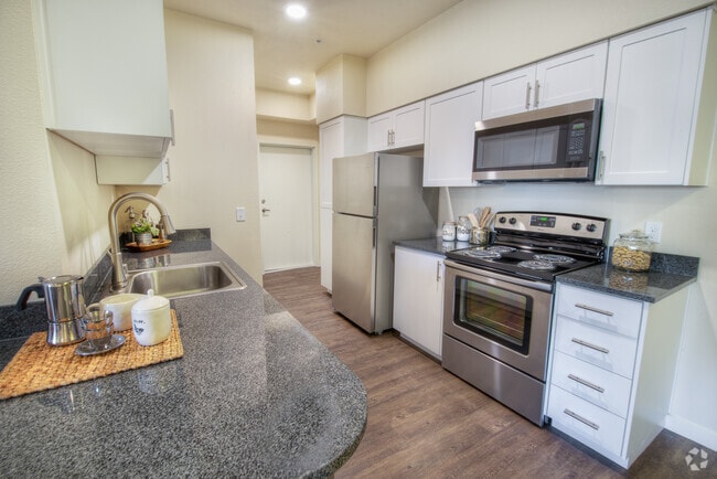 3x2 Ventura B Kitchen - Four Seasons Central