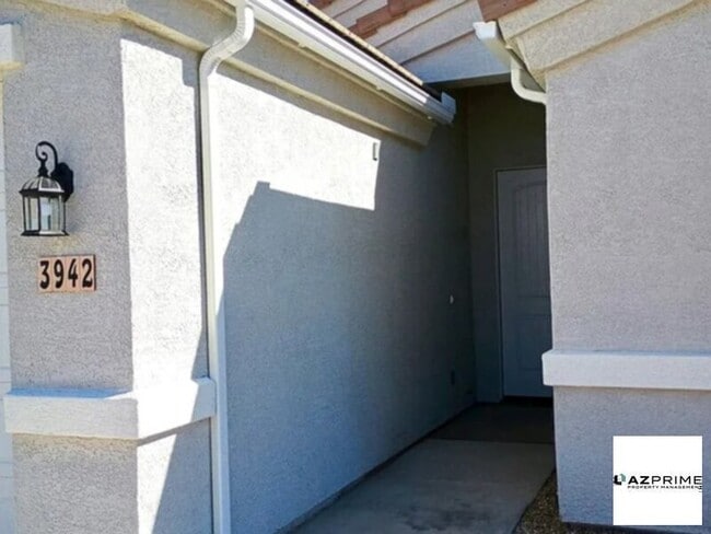 Building Photo - Spacious 4 bedroom