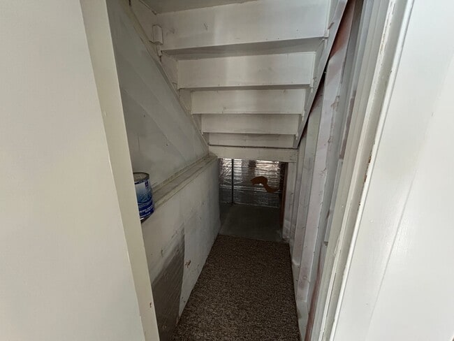 Building Photo - 5 Bed 2 Bath Home with 2 Car Attached Garage in Quiet Nice Neighborhood.