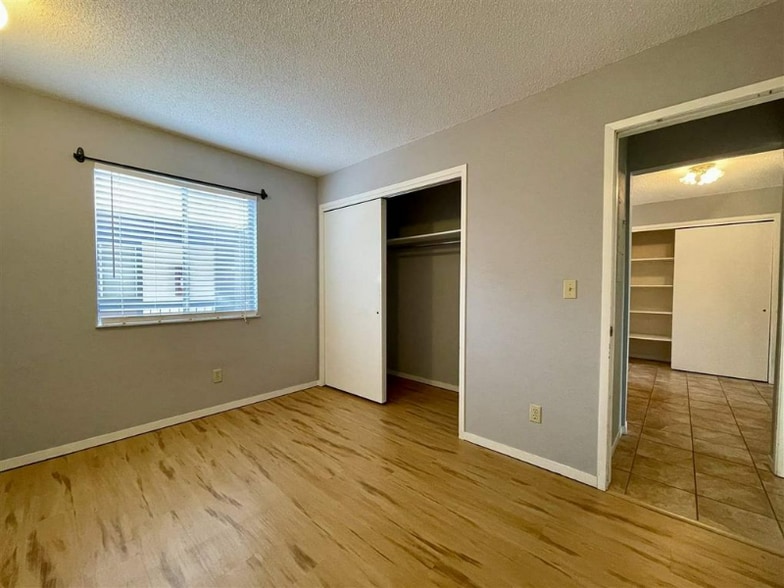 Building Photo - 3150 Lakeside Dr