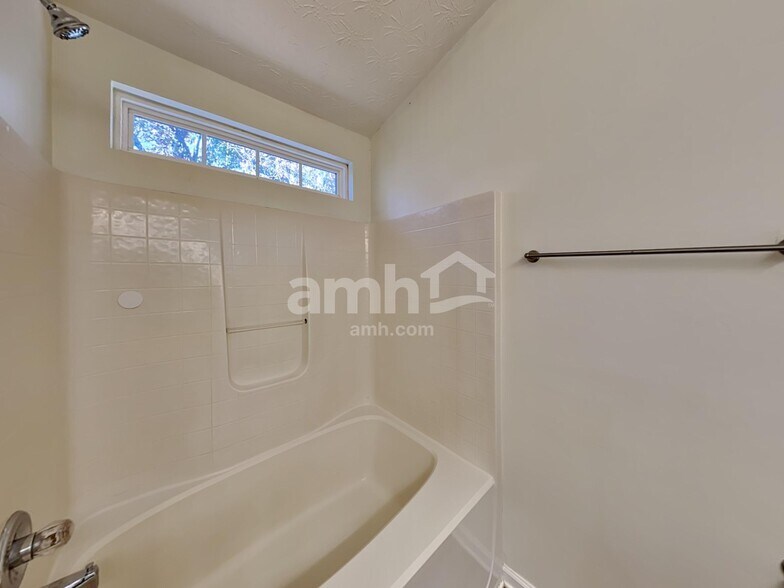 Building Photo - 330 Meadows Ln