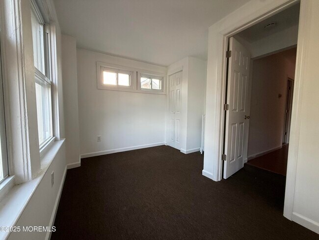 Building Photo - 604 Irving Pl