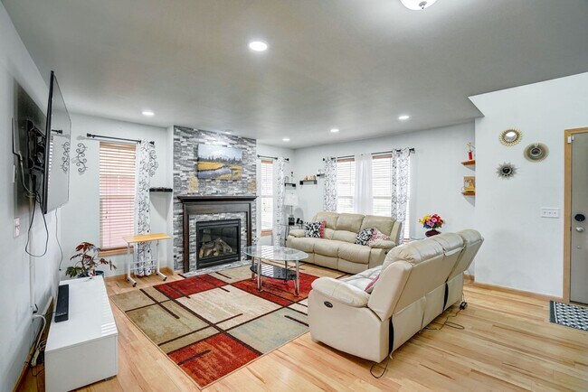 Building Photo - 818 Redan Dr