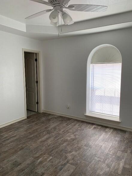 Building Photo - 1000 Ranchway Dr