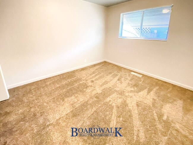 Building Photo - 253 E Crestone Ave