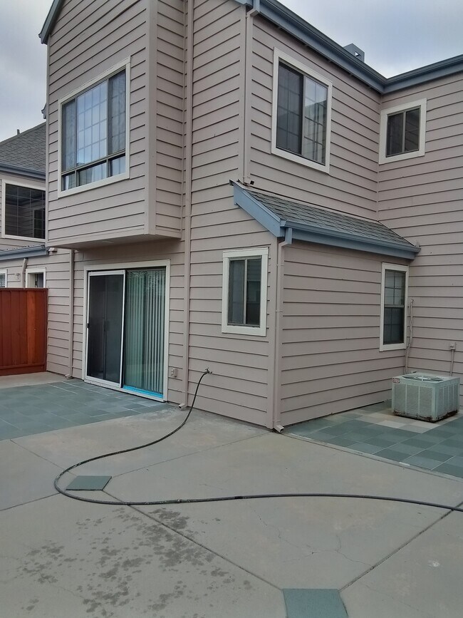 Building Photo - 1250 Formosa Dr