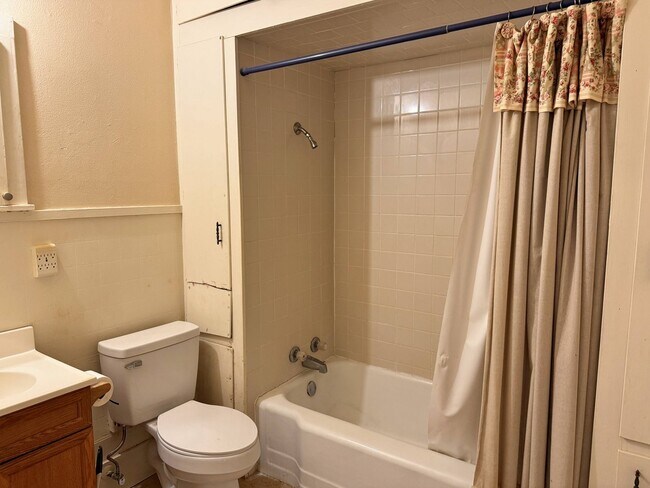 Building Photo - Cute 2 Bed 1 Bath Craftsman Home