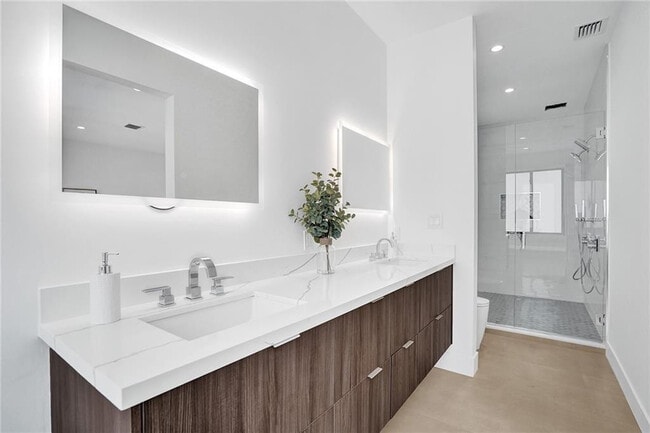 Building Photo - 1211 SE 1st St