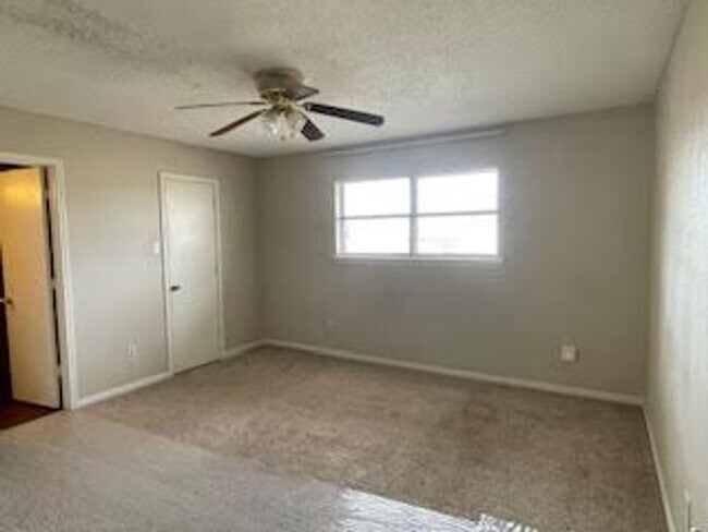 Building Photo - 2/2 Large 1200 Sq Ft Duplex with Garage and Large Backyard