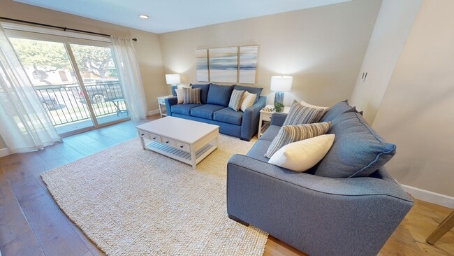 Building Photo - Great Location | Fully Furnished | Pool