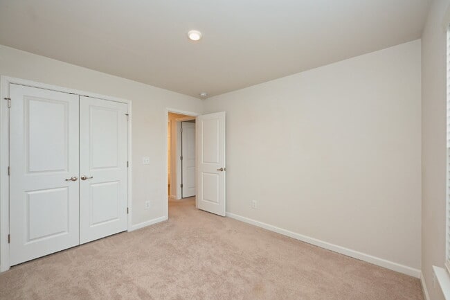 Building Photo - 633 Exmoor Dr