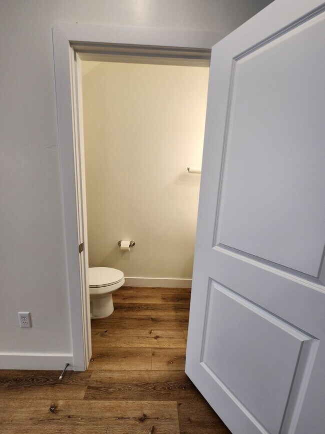 Building Photo - Beautiful Modern Townhome with Spacious La...