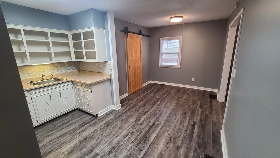 Building Photo - 225 Lexington Rd