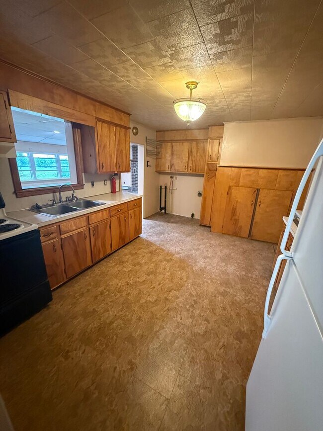 Building Photo - 2 bedroom possibly 3 with oversized Garage/Work Shop in Newville