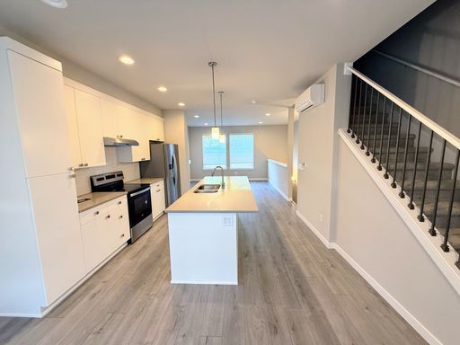 Building Photo - Stunning Tri Level 2 bed /2.5 bath Townhom...