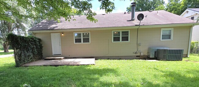 Building Photo - 3 BR 2 BA 2 Living Areas! Glendale Schools!  $1295