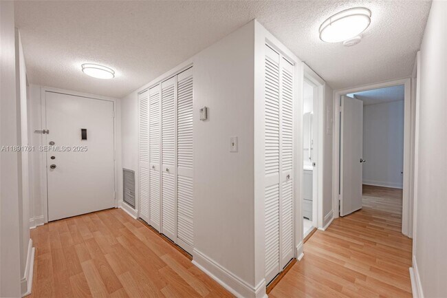 Building Photo - 1300 NE Miami Gardens Dr