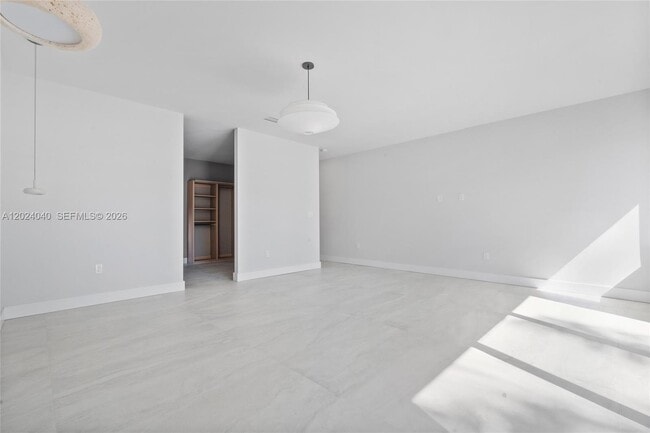 Building Photo - 550 S Shore Dr