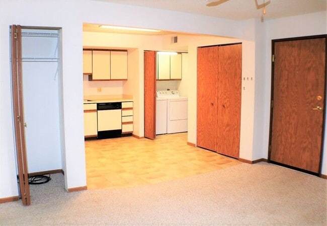 Building Photo - $1,095 | 2 Bedroom, 1 Bathroom 2nd Floor C...