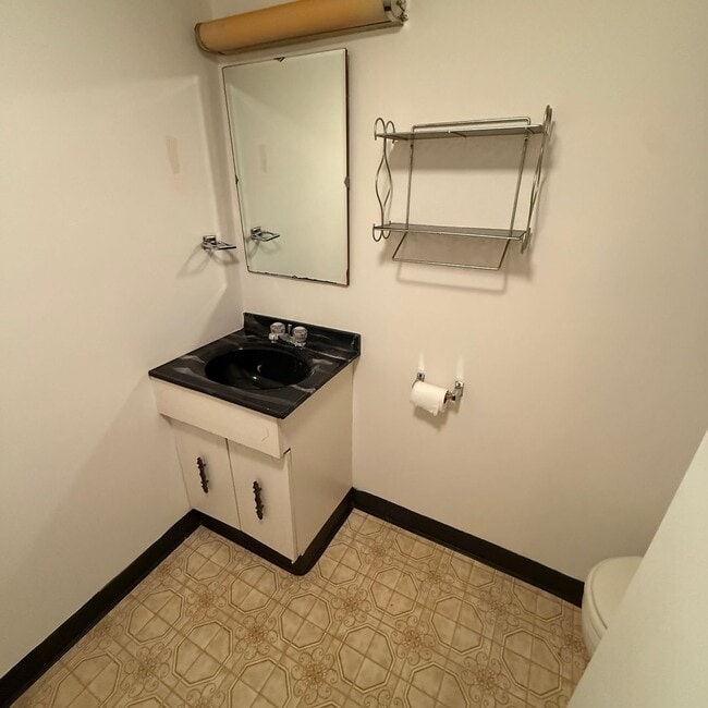 Building Photo - 3 Bedroom 2 BathHome