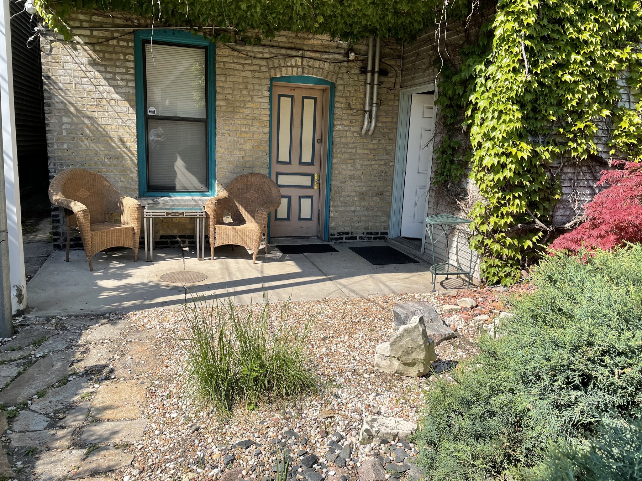 Patio - 859 W Lill Ave