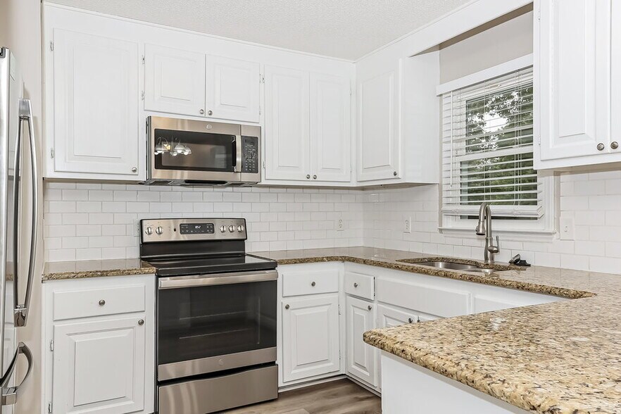 Building Photo - 3007 Brittany Dr