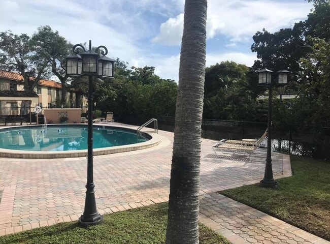 Building Photo - 1950 N Andrews Ave