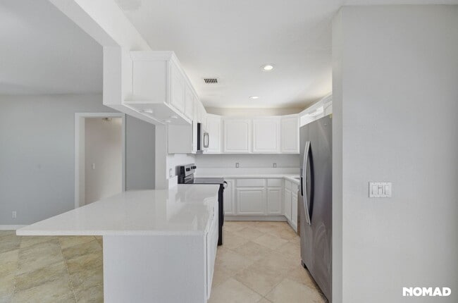 Building Photo - Updated, Large yard, quiet neighborhood, and convenient location