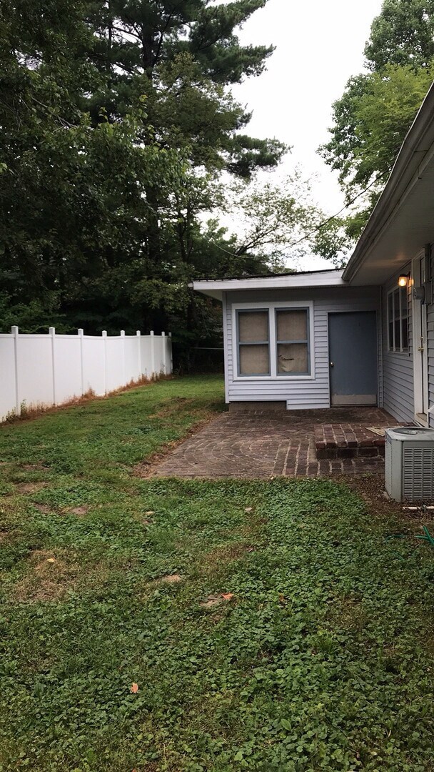 Building Photo - 405 N Hillsdale Dr