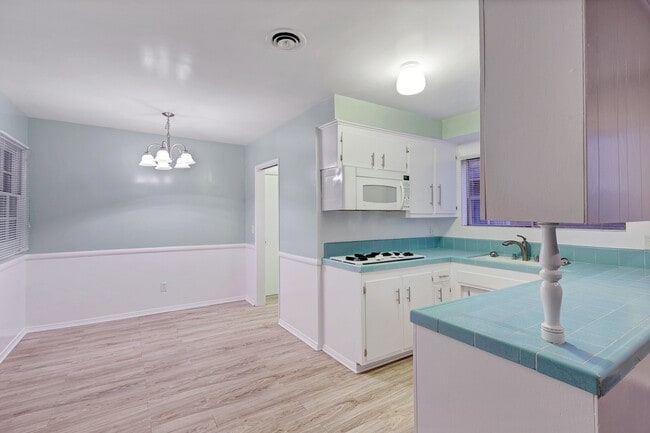 Building Photo - Charming Single-Story Pool Home in Prime Northridge Location