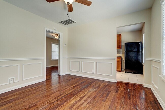 Building Photo - 949 Teetshorn St