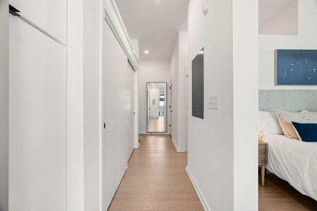 Building Photo - Modern downtown condo studio with private balcony & parking space.