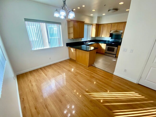 Building Photo - Spacious 4 Bed, 3 Bath Townhouse in Torrance $3,850