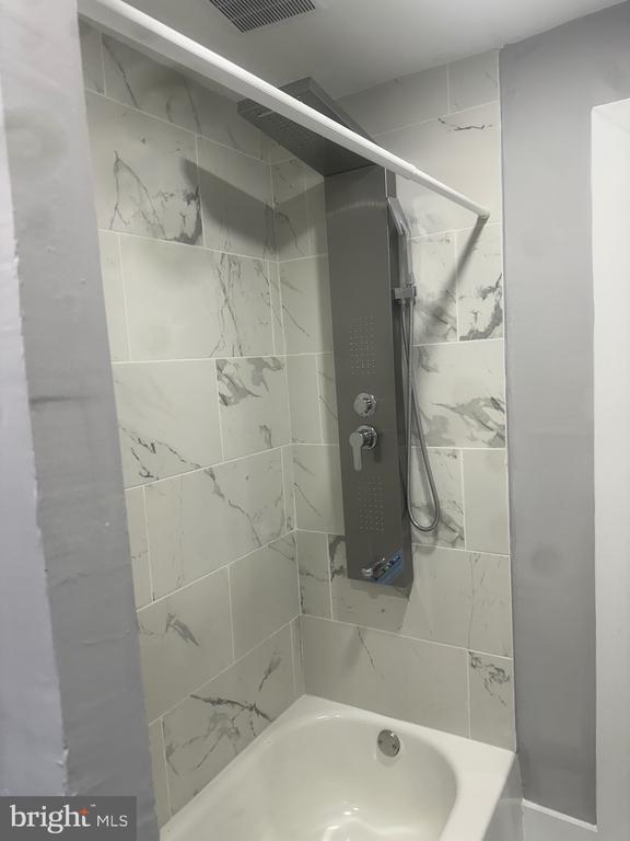 Building Photo - 215 W Walnut Ln