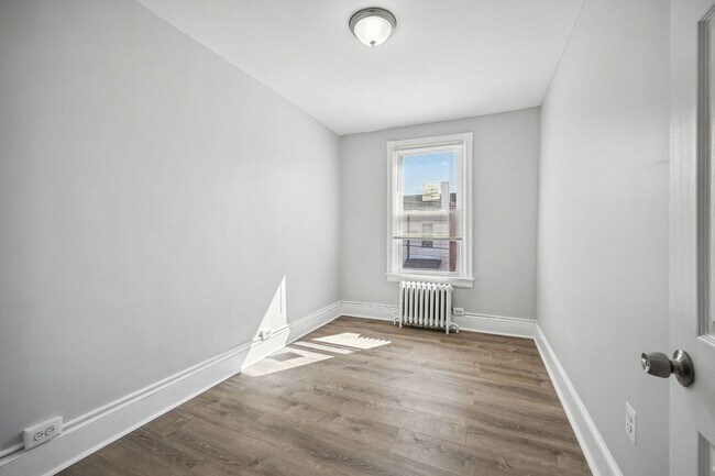 Building Photo - Newly Renovated 5BR/2BA Brownstone, Washer/Dryer