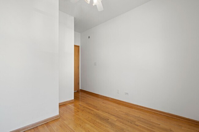 Building Photo - 613 W 43rd Pl