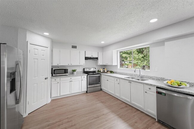 Building Photo - 18009 Split Oak Cir